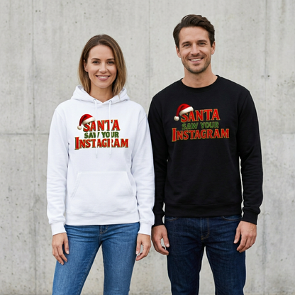 Man en vrouw met de kersthoodie en kerstsweater voor een betonlook achtergrond